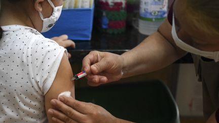 Une fillette se fait vacciner contre la grippe, à Asuncion, au Paraguay, le 9 juin 2020.&nbsp; (NORBERTO DUARTE / AFP)