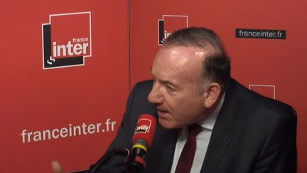 Le président du Medef, Pierre Gattaz, dans le studio de France Inter, le 25 avril 2018. (FRANCE INTER / RADIO FRANCE)