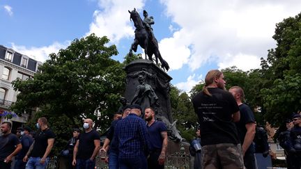 Une dizaine de militants d'extrême droite se sont rassemblés devant la statue du général Faidherbe, à Lille,&nbsp; samedi 20 juin 2020, pour s'opposer aux manifestants qui réclament le retrait du monument. (LOUISE THOMANN / RADIO FRANCE)