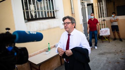 Le dirigeant de La France insoumise Jean-Luc Mélenchon après avoir voté au second tour des municipales à Marseille dimanche 28 juin 2020. (CLEMENT MAHOUDEAU / AFP)