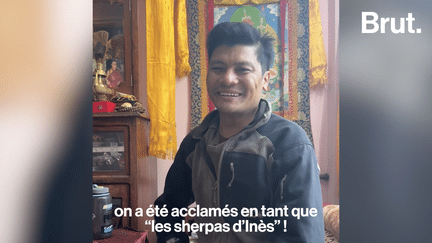 "Quand on a atteint le sommet, pour moi, c’était comme être au paradis." Lui, c’est Sonam Lama. En 2024, il était le guide en chef de l’expédition d’Inoxtag sur l’Everest. On l’a rencontré chez lui à Katmandou, au Népal, pour qu’il nous raconte son parcours et leur ascension. (Brut.)