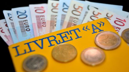 Le taux de r&eacute;mun&eacute;ration du Livret A pourrait descendre &agrave; 2% au 1er f&eacute;vrier 2013.&nbsp; (PHILIPPE HUGUEN / AFP)