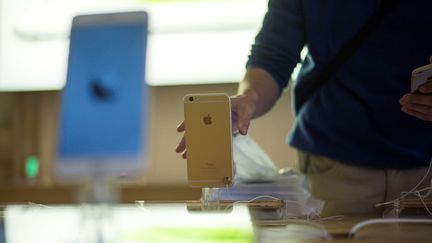 Apple&nbsp;a présenté jeudi 28 décembre des excuses après avoir admis avoir volontairement ralenti le fonctionnement d'anciens modèles de téléphones. (FRED DUFOUR / AFP)