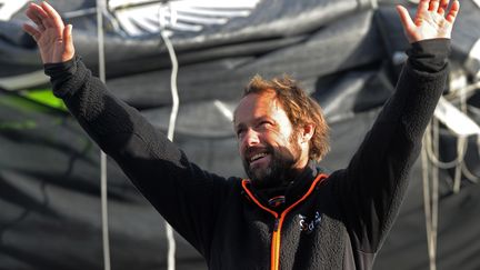 Le skipper français Thomas Coville arrive à Brest, le 26 décembre 2016, après avoir battu&nbsp;le record du tour du monde à la voile en solitaire. (FRED TANNEAU / AFP)