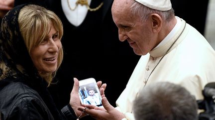 Le pape François reçoit des familles de victimes de l'attentat de Nice, au Vatican, le 24 septembre 2016. (VINCENZO PINTO / AFP)