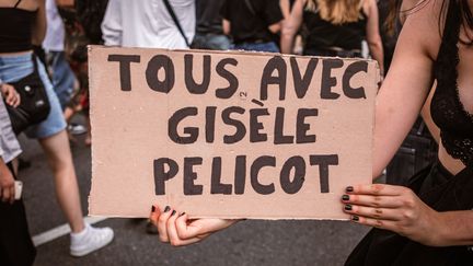 Une pancarte avec inscrit "Tous avec Gisèle Pélicot" durant une manifestation, le 7 septembre 2024. (ELSA BIYICK / HANS LUCAS / VIA AFP)