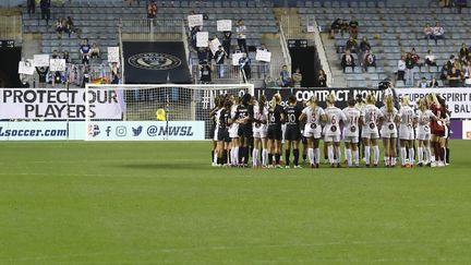 Les joueuses du Washington Spirit et du Gotham FC ont interrompu leur match durant plus d'une minute, mercredi 6 octobre, afin de dénoncer les violences sexuelles dont ont été victimes certaines joueuses. (MITCHELL LEFF / GETTY IMAGES NORTH AMERICA via AFP)