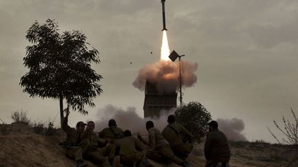 Des soldats isra&eacute;liens assistent au lancement d'un missile depuis Beer-Sheva le 12 mars 2012. (MENAHEM KAHANA / AFP PHOTO)