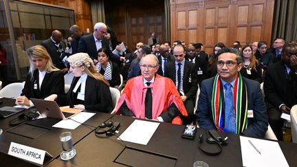 La délégation sud-africaine lors de l'audience de la Cour internationale de justice, le 26 janvier 2024, à La Haye, aux Pays-Bas. (DURSUN AYDEMIR / ANADOLU / AFP)