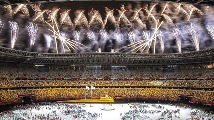 Ultimes feux d'artifice lors de la cérémonie d'ouverture. Lors de ce spectacle,&nbsp;le président du Comité international paralympique Andrew Parsons s'est réjoui sur scène mardi : "Je n'arrive pas à croire que nous y sommes enfin. Beaucoup doutaient que ce jour arrive, beaucoup pensaient que c'était impossible, mais grâce aux efforts de beaucoup, l'événement sportif doté de la plus grande force de changement sur la planète est sur le point de commencer".
 (CHARLY TRIBALLEAU / AFP)