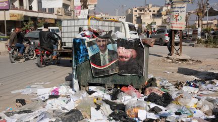 Un portrait du président syrien déchu, Bachar al-Assad, parmi des déchets dans la rue, le 9 décembre 2024 à Daraya (Syrie). (RAMI AL SAYED / AFP)