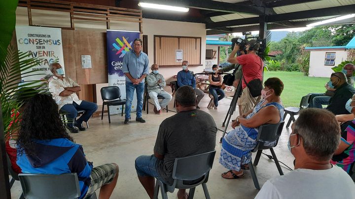 Le député&nbsp;Philippe Gomès (UDI) en réunion publique pour le "non" au référendum sur l'indépendance de la Nouvelle-Calédonie. (SANDRINE ETOA-ANDEGUE / RADIO FRANCE)