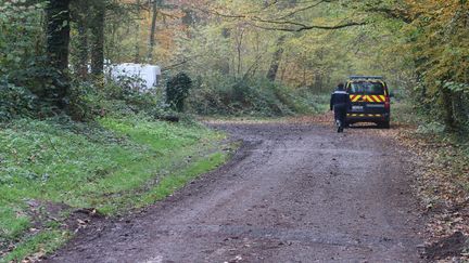 Un fourgon de gendarmerie, le 17 novembre 2019, près du lieu où le corps d'une jeune femme enceinte a été retrouvé, dans la forêt de Retz (Aisne). (MAXPPP)