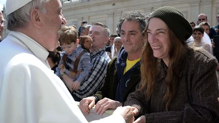 La chanteuse am&eacute;ricaine Patti Smith (D) est salu&eacute;e par le pape Fran&ccedil;ois &agrave; l'issue de son audience place Saint-Pierre (Vatican), le 10 avril 2013. (AP / SIPA)