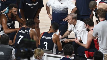 Vincent Collet, le sélectionneur de l'équipe de France, lors d'un temps-mort au milieu de ses joueurs en finale des Jeux olympiques contre les Etats-Unis, le 7 août 2021. (MOHD RASFAN / AFP)