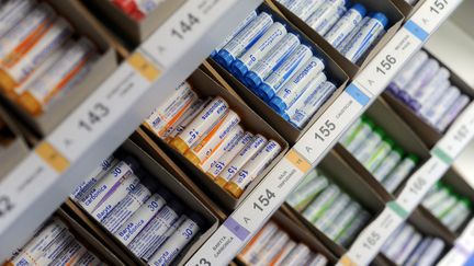 Des tubes de granulés homéopathiques, dans un laboratoire, à Brest (Finistère), le 20 mai 2016. (FRED TANNEAU / AFP)