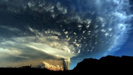 Nuage de cendre sortant du volcan Puyehue, près d'Osorno, à 870 km au sud de Santiago (AFP - CLAUDIO SANTANA)