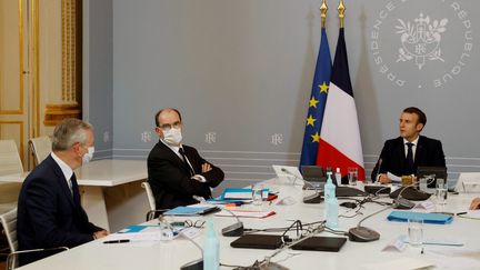 Emmanuel Macron, Jean Castex et Bruno Le Maire lors d'une réunion à l'Elysée, le 17 novembre 2020. (LUDOVIC MARIN / AFP)