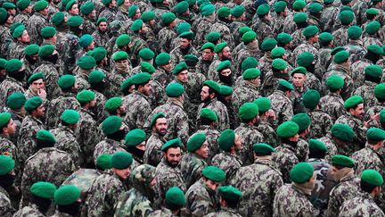 C&eacute;r&eacute;monie de fin de formation pour les &eacute;l&egrave;ves officiers de l'Arm&eacute;e Nationale Afghane (ANA) dans la banlieue de Mazar i Sharif (Afghanistan), le 18 d&eacute;cembre 2011. (QAIS USYAN / AFP)