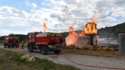 Des pompiers s'entraînent à activer des dispositifs de protection contre les flammes à l'aide de leurs camions, dans leur centre de formation à&nbsp;Velaux (Bouches-du-Rhône), le 6 août 2020. (FRANCEINFO / MATHILDE VINCENEUX)