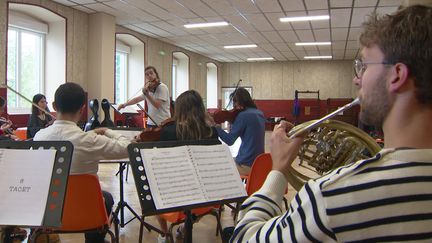 Une bande de copains, étudiant tous à Paris mais bien décidés à sortir des salles "officielles". (France 3 Auvergne)