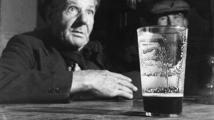 Dans un pub de Dublin (Irlande), le 22 ao&ucirc;t 1953. (BERT HARDY / HULTON ARCHIVE CREATIVE / GETTY IMAGES)