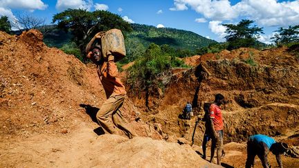 «Nous sommes des mineurs légaux. Elle a menti quand elle a déclaré que la ferme de Smithfield était une zone protégée et que nous devions la quitter. Nous nous sommes renseignés auprès du ministère des Mines et du Développement minier, et il s'est avéré que c'était un stratagème conçu pour nous forcer à sortir de notre mine. (…) Nous nous sommes alors adressés aux tribunaux et en janvier 2018, une interdiction provisoire de la cour l'a empêchée d'interférer dans nos activités minières.»  (Jekesai Njikizana / AFP)