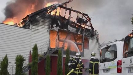 Après l'incendie d'un gîte à Wintzenheim (Haut-Rhin), mercredi 9 août, une cellule psychologique a été mise en place pour soutenir les familles des victimes et les survivants du drame. Les survivants étant pour la plupart en situation de handicap mental léger, leur prise en charge a dû être ajustée. (France 2)