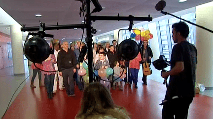 Mouss et Hakim du groupe Zebda enregistre un clip dans le service des enfants malades du cancer à l'hôpital de la Timone de Marseille 
 (France 3 / Culturebox)