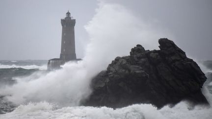 Les vagues se brisant sur le Phare du four à Rosporden dans le Finistère, quelques heures avant le passage de la tempête Amélie, le 2 novembre 2019. (DAMIEN MEYER / AFP)