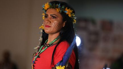 Première exposition à s'appuyer entièrement sur des stylistes et des mannequins indigènes à Manaus en Amazonie. Le 9 avril 2022 (MICHAEL DANTAS / AFP)