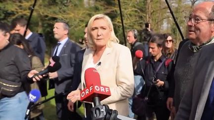 Présidentielle 2022 : Marine Le Pen et Emmanuel Macron s'affrontent à distance sur la question du pouvoir d'achat