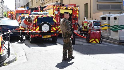 Policiers, soldats et pompiers mobilisés à Marseille, le 18 avril 2017, après l'arrestation de deux hommes soupçonnés d'avoir voulu commettre des attentats pendant l'élection présidentielle. (BORIS HORVAT / AFP)