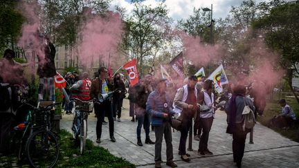 Des manifestants perturbent la visite du ministre de l'Education, à Lyon (Rhône), le 24 avril 2023. (JEFF PACHOUD / AFP)