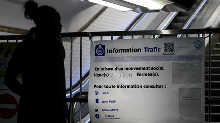 Un voyageur regarde une affiche d'information à la staton Chatelet, le lundi 23 décembre 2019. (PHILIPPE LOPEZ / AFP)