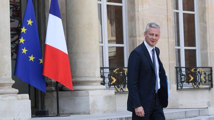 Selon Bruno Le Maire, le ministre de l'Économie, le gouvernement n'exclut pas de baisser les aides à l'emploi si le chômage baisse dans le secteur privé. (CHRISTOPHE ARCHAMBAULT / AFP)