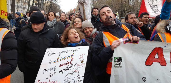 Béatrice en compagnie d'un cheminot de la SNCF, le 10 décembre 2019, à l'occasion de la nouvelle manifestation parisienne contre la réforme des retraites. (RAPHAEL GODET / FRANCEINFO)