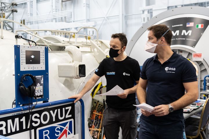 Thomas Pesquet et Matthias Maurer lors de la familiarisation avec le véhicule d'urgence à Houston, au Texas, le 23 juin 2020.&nbsp; (ROBERT MARKOWITZ / NASA / AFP)