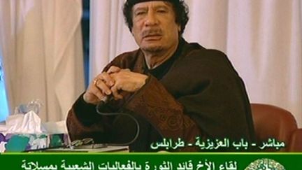 Le colonel Kadhafi intervenant à la télévision libyenne devant un parterre de sympathisants le 15 mars 2011 (AFP/Télévision libyenne)