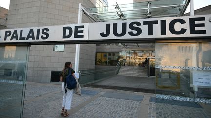 Au palais de justice d'Avignon  avant le procès des viols de Mazan, le 2 septembre 2024. (CHRISTOPHE SIMON / AFP)