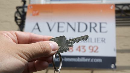 Une maison avec le panneau "À vendre" d'une agence immobilière,&nbsp;à Pfastatt, en Alsace.&nbsp; (JEAN-FRANCOIS FREY / MAXPPP)