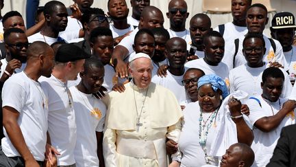 Le&nbsp;Pape rencontre un groupe de migrants au Vatican, le 6 juin 2018. (TIZIANA FABI / AFP)