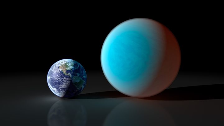 La plan&egrave;te 55 Cancri-e (&agrave; droite) compar&eacute;e &agrave; la Terre, dans une repr&eacute;sentation r&eacute;alis&eacute;e le 26 septembre 2011.&nbsp; (NASA / JPL-CALTECH / R.HUNT (SSC) / AFP)