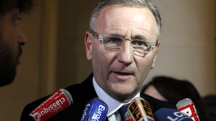 Le s&eacute;nateur PS de l'Is&egrave;re Andr&eacute; Vallini r&eacute;pond aux questions des journalistes, le 24 novembre 2010 &agrave; l'Assembl&eacute;e nationale, &agrave; Paris. (FRANCOIS GUILLOT / AFP)