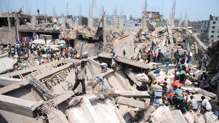 Le 24 avril 2013, 1 134 personnes perdaient la vie dans l'effondrement d'un bâtiment de huit étages au Bangladesh, le Rana Plaza. Les victimes travaillaient essentiellement pour les multinationales de l'habillement. (MUNIR UZ ZAMAN / AFP)