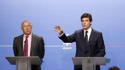 Le ministre du Travail Michel Sapin (&agrave; g.) et le ministre du Redressement productif Arnaud Montebourg &agrave; l'Elys&eacute;e, &agrave; Paris, le 25 juillet 2012. (REMY DE LA MAUVINIERE / AFP)