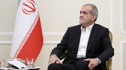 Le président iranien Massoud Pezeshkian à Téhéran, en Iran, le 5 août 2024. (PRÉSIDENCE IRANIENNE / ANADOLU / AFP)