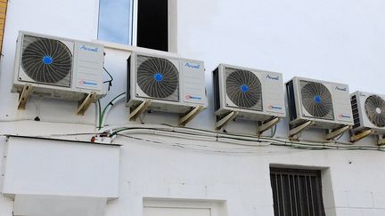 Des climatiseurs sur une façade d'immeuble.&nbsp; (PATRICK LEFEVRE / BELGA MAG)