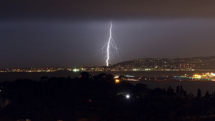 Un orage au-dessus de Nice (Alpes-Maritime), le 3 février 2017. (VALERY HACHE / AFP)