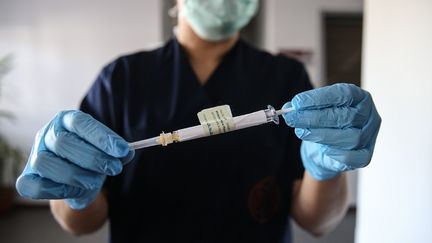 Le candidat vaccin&nbsp;développé par&nbsp;Pfizer et BioNTech,&nbsp;tenu par un membre du personnel d'un hôpital universitaire à Ankara (Turquie), le 27 octobre 2020. (DOGUKAN KESKINKILIC / ANADOLU AGENCY / AFP)